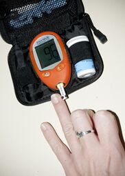 Het meten van het niveau van glucose in het bloed om insulinedoses te corrigeren met 1 type diabetes